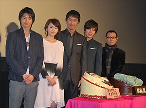 左から向井理、新垣結衣、阿部寛、溝端淳平、土井裕泰監督
