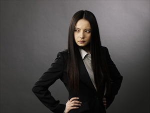 笑顔を封印した女刑事を熱演中のベッキー (C)J Storm/2012エイトレンジャー映画製作委員会