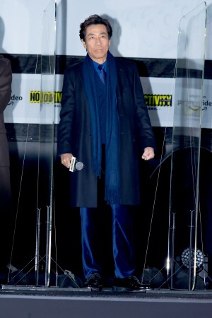 ドラマ『No Activity/本日も異状なし』配信記念ドライブインシアター イベントに登場した岸谷五朗