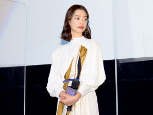 映画『ずっと独身でいるつもり?』公開記念舞台あいさつに出席した市川実和子