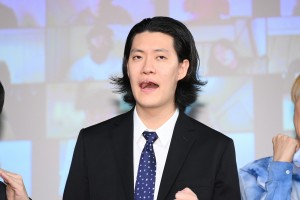 「R‐1グランプリ2022」やります会見に登場した粗品(霜降り明星)