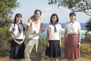 連続テレビ小説『ちむどんどん』沖縄ロケの様子(左から)上白石萌歌、竜星涼、主演の黒島結菜、川口春奈