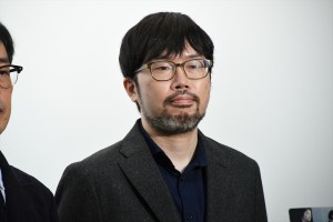 映画『由宇子の天秤』舞台あいさつに登場した春本雄二郎監督