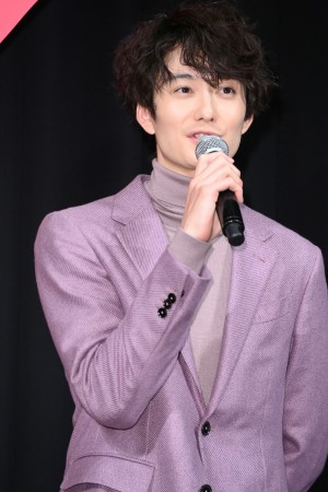 映画『聖地X』完成披露舞台あいさつに登場した岡田将生