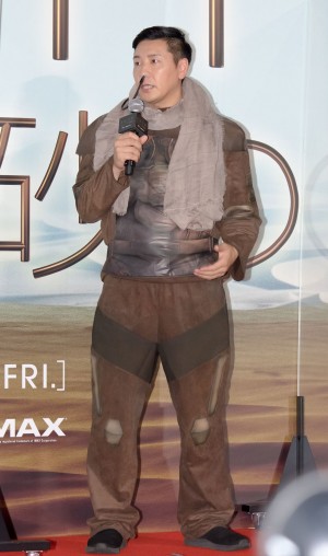 映画『DUNE/デューン 砂の惑星』ジャパンプレミアに登場した長田庄平(チョコレートプラネット)