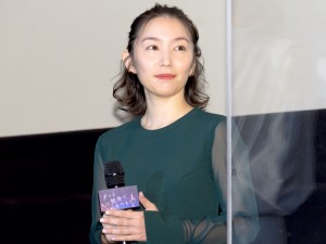 映画『ずっと独身でいるつもり?』公開記念舞台あいさつに出席した徳永えり