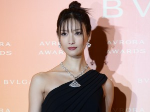 「BVLGARI AVRORA AWARDS 2021」ゴールデンカーペットセレモニーに登場した菜々緒