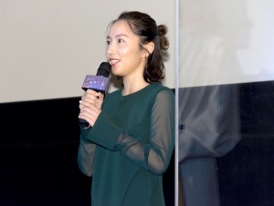映画『ずっと独身でいるつもり?』公開記念舞台あいさつに出席した徳永えり