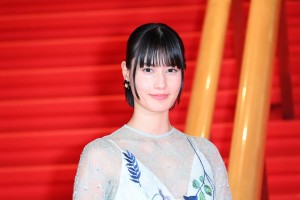 「第34回東京国際映画祭」レッドカーペットに出席した橋本愛