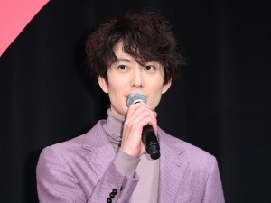 映画『聖地X』完成披露舞台あいさつに登場した岡田将生