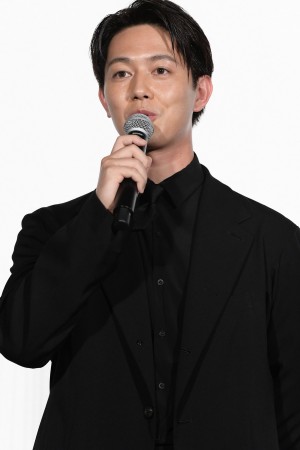 映画『アイの歌声を聴かせて』公開初日舞台あいさつに登場した工藤阿須加