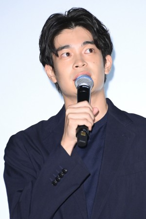 映画『ONODA 一万夜を越えて』初日舞台あいさつに登場した井之脇海