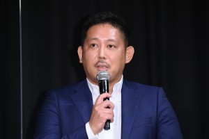 映画『聖地X』完成披露舞台あいさつに登場した入江悠監督