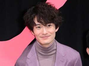 映画『聖地X』完成披露舞台あいさつに登場した岡田将生
