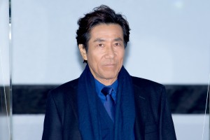 ドラマ『No Activity/本日も異状なし』配信記念ドライブインシアター イベントに登場した岸谷五朗