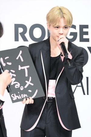 鶴房汐恩、「YSL BEAUTY 新作リップ発売&JO1ジャパン アンバサダー就任会見」に登場