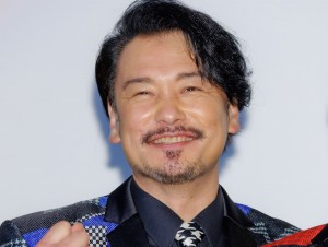 『スーパー戦闘 純烈ジャー 追い焚き☆御免』完成披露舞台あいさつに登場した小田井涼平