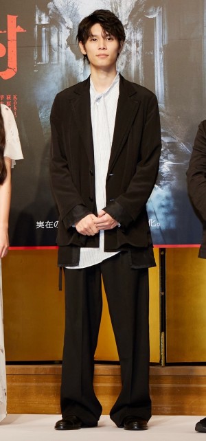 映画『牛首村』完成報告会見に登壇した萩原利久