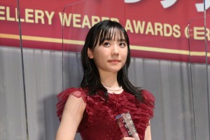 芦田愛菜、第33回日本ジュエリーベストドレッサー賞 表彰式に登場