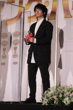 中村倫也、映画『ウェディング・ハイ』完成披露舞台あいさつに登場