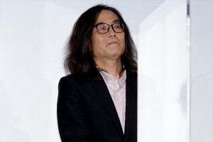 映画『おそ松さん』公開記念舞台あいさつに登場した英勉監督
