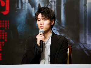 映画『牛首村』完成報告会見に登壇した萩原利久