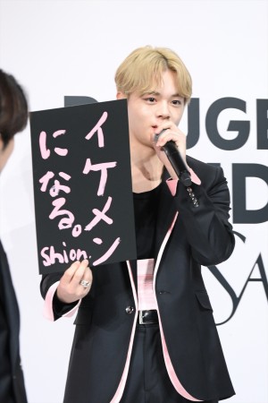 鶴房汐恩、「YSL BEAUTY 新作リップ発売&JO1ジャパン アンバサダー就任会見」に登場