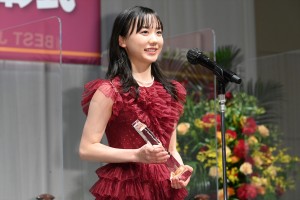 芦田愛菜、第33回日本ジュエリーベストドレッサー賞 表彰式に登場