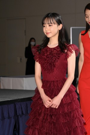 芦田愛菜、第33回日本ジュエリーベストドレッサー賞 表彰式に登場