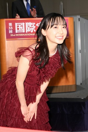 芦田愛菜、第33回日本ジュエリーベストドレッサー賞 表彰式に登場