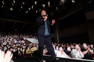 ムロツヨシ、映画『神は見返りを求める』完成披露試写会イベントに登場