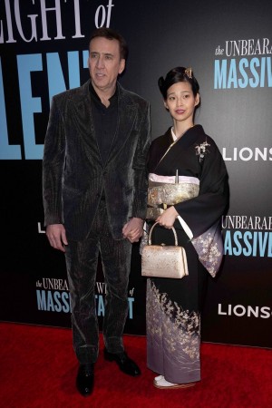 ニコラス・ケイジと妻のリコ・シバタ