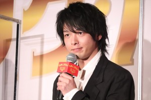 中村倫也、映画『ウェディング・ハイ』完成披露舞台あいさつに登場