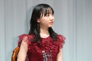 芦田愛菜、第33回日本ジュエリーベストドレッサー賞 表彰式に登場