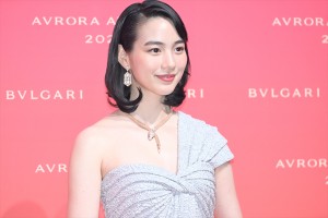 のん、「BVLGARI AVRORA AWARDS 2022」ゴールデンカーペットセレモニーに登場