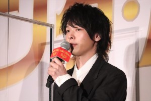 中村倫也、映画『ウェディング・ハイ』完成披露舞台あいさつに登場