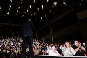 ムロツヨシ、映画『神は見返りを求める』完成披露試写会イベントに登場