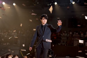 瀬戸康史、映画『コンフィデンスマンJP 英雄編』ワールドプレミアに登場