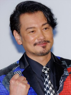 『スーパー戦闘 純烈ジャー 追い焚き☆御免』完成披露舞台あいさつに登場した小田井涼平