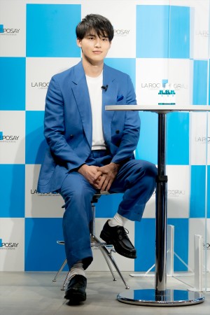 水上恒司、「ラ ロッシュ ポゼ 20周年記念ブランドアンバサダー就任発表会」に登場