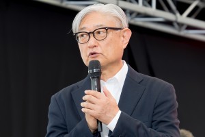 堤幸彦監督、ドラマ『ノッキンオン・ロックドドア』制作発表記者会見に登場