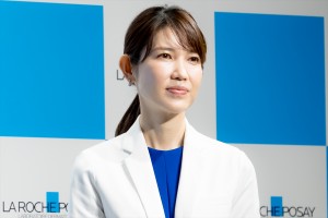 友利新、「ラ ロッシュ ポゼ 20周年記念ブランドアンバサダー就任発表会」に登場