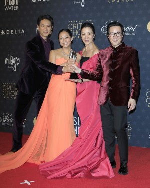 ステファニー・スー(左から2番目)