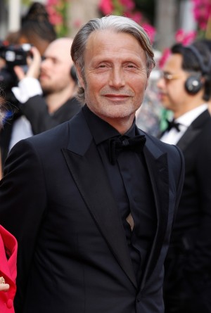 第76回カンヌ国際映画祭オープニングセレモニーに登場したマッツ・ミケルセン