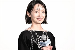 波瑠、映画『アナログ』完成披露イベントに登場