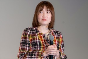 穐山茉由監督、映画『人生に詰んだ元アイドルは、赤の他人のおっさんと住む選択をした』公開記念舞台挨拶に登場