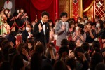 第46回日本アカデミー賞授賞式レッドカーペットに登場した（左から）大泉洋、二宮和也