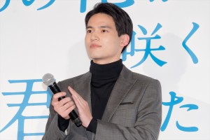 水上恒司、映画『あの花が咲く丘で、君とまた出会えたら。』初日舞台挨拶に登場