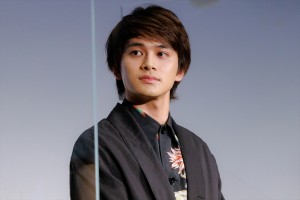 北村匠海、映画『スクロール』完成披露舞台挨拶に登場