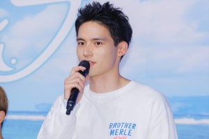 水上恒司、月9ドラマ『真夏のシンデレラ』制作発表会見に登場